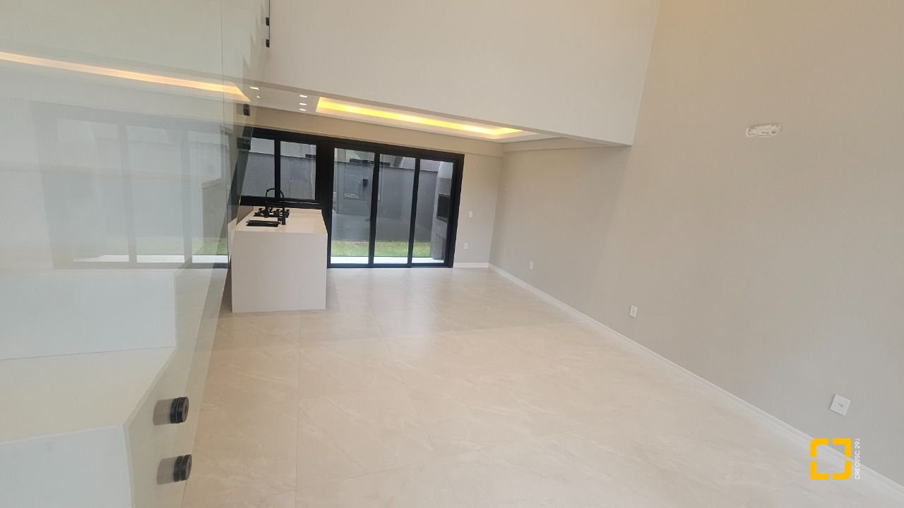 Casa com 195m², 6 quartos (sendo 3 suítes), 2 garagens, no bairro Carianos em Florianópolis