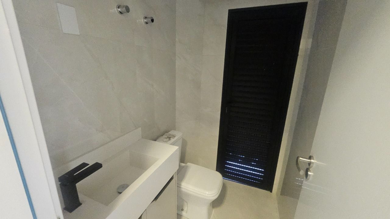 Casa com 195m², 6 quartos (sendo 3 suítes), 2 garagens, no bairro Carianos em Florianópolis