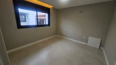 Casa com 195m², 6 quartos (sendo 3 suítes), 2 garagens, no bairro Carianos em Florianópolis