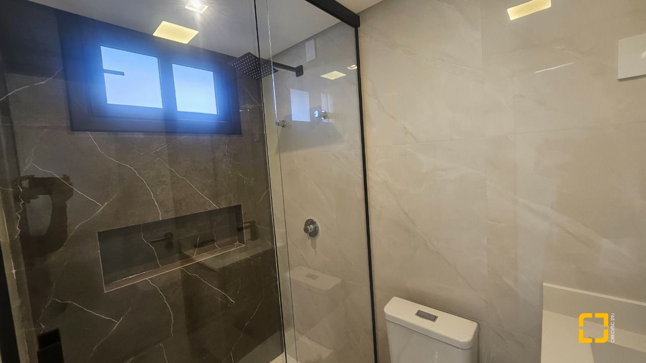 Casa com 195m², 6 quartos (sendo 3 suítes), 2 garagens, no bairro Carianos em Florianópolis