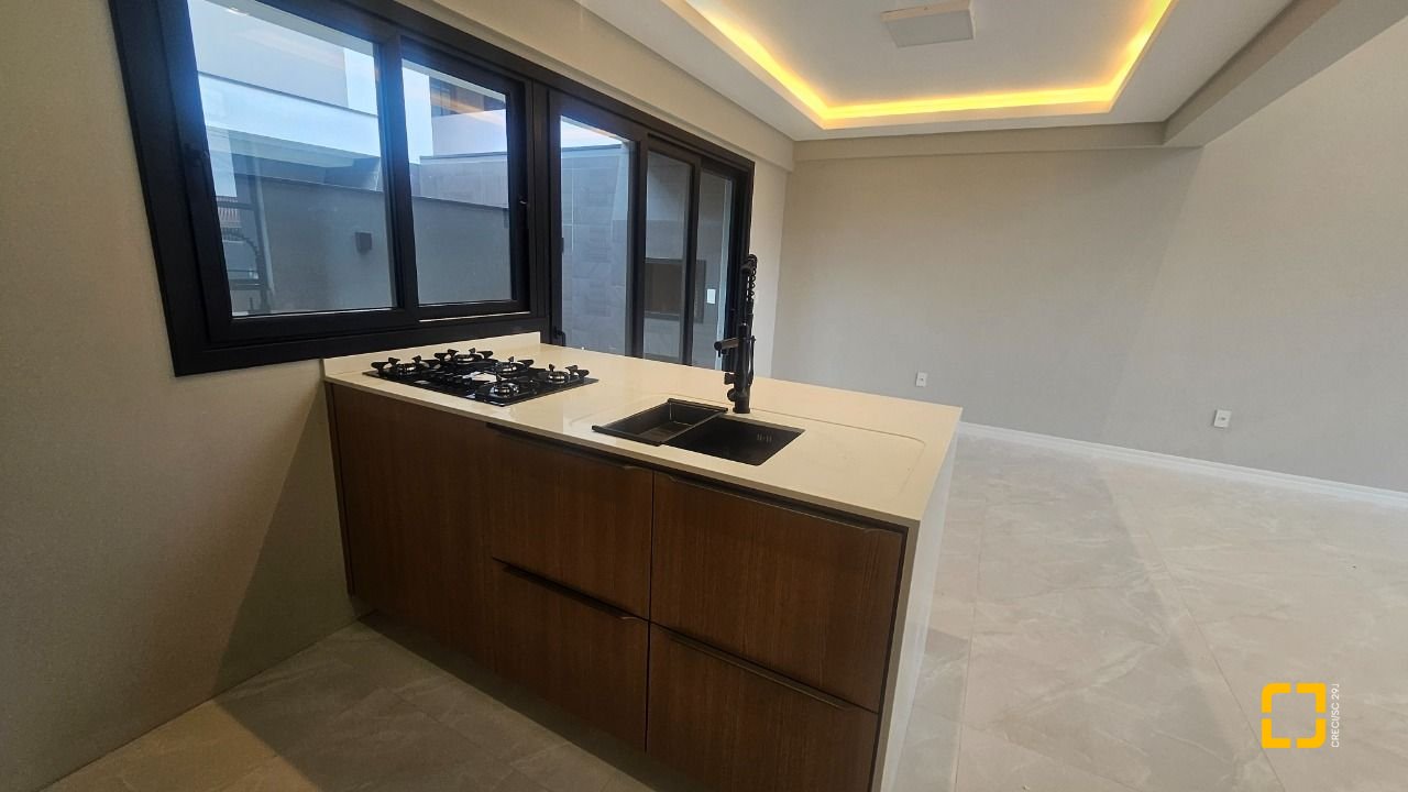 Casa com 195m², 6 quartos (sendo 3 suítes), 2 garagens, no bairro Carianos em Florianópolis