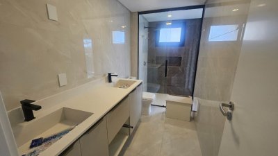 Casa com 195m², 6 quartos (sendo 3 suítes), 2 garagens, no bairro Carianos em Florianópolis