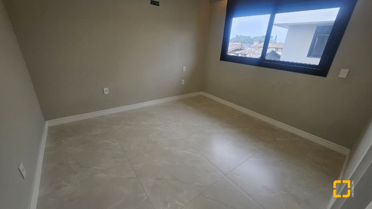 Casa com 195m², 6 quartos (sendo 3 suítes), 2 garagens, no bairro Carianos em Florianópolis