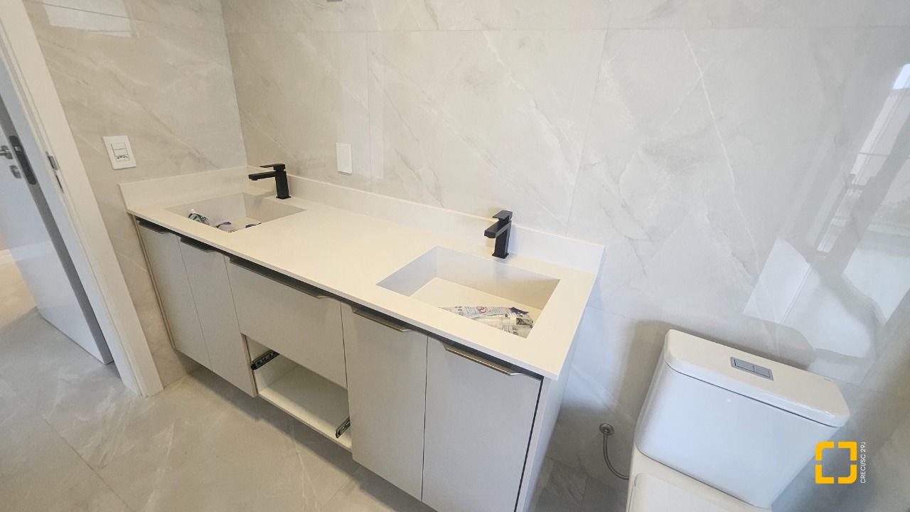 Casa com 195m², 6 quartos (sendo 3 suítes), 2 garagens, no bairro Carianos em Florianópolis