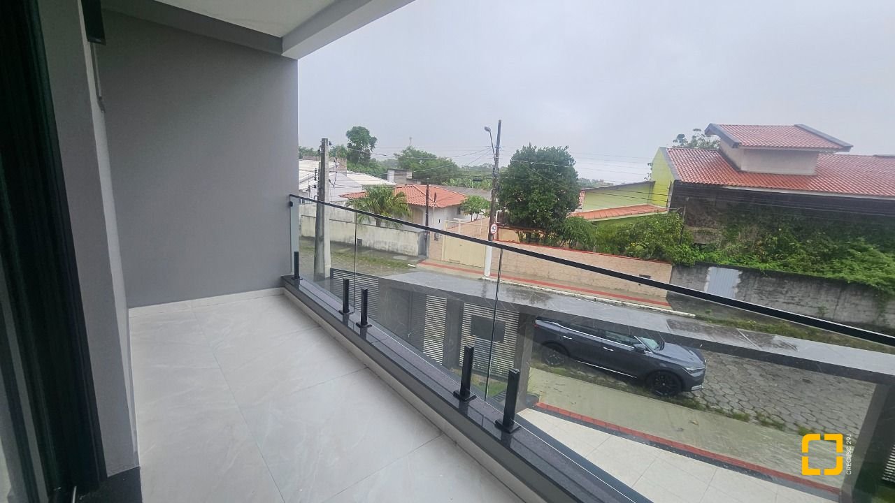 Casa com 195m², 6 quartos (sendo 3 suítes), 2 garagens, no bairro Carianos em Florianópolis