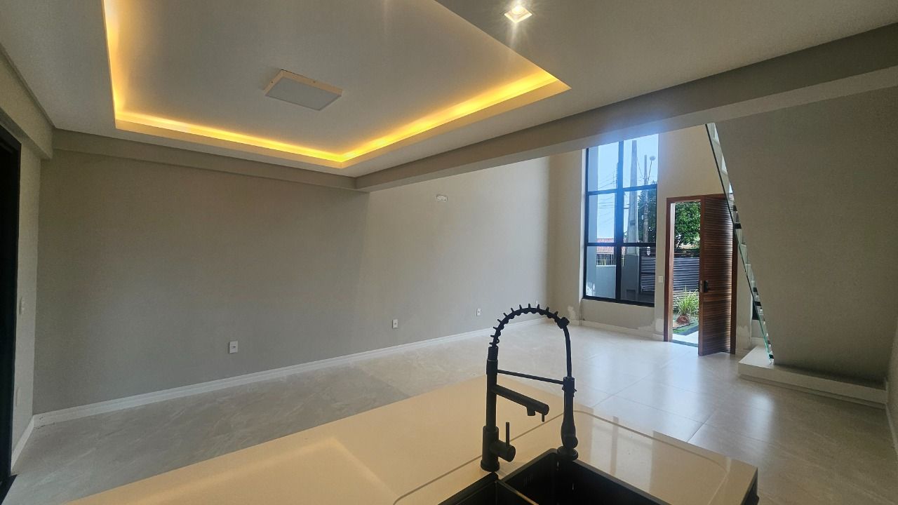 Casa com 195m², 6 quartos (sendo 3 suítes), 2 garagens, no bairro Carianos em Florianópolis