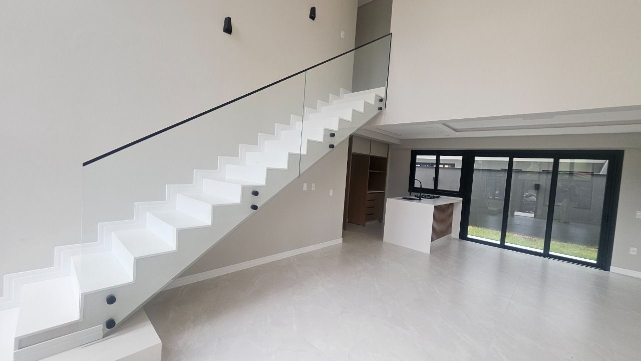 Casa com 195m², 6 quartos (sendo 3 suítes), 2 garagens, no bairro Carianos em Florianópolis