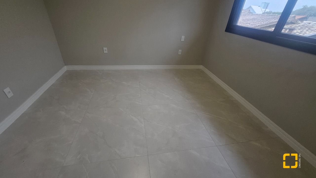 Casa com 195m², 6 quartos (sendo 3 suítes), 2 garagens, no bairro Carianos em Florianópolis