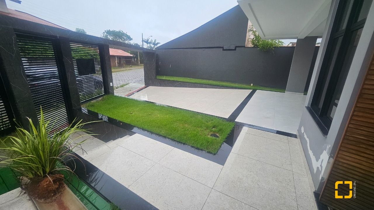 Casa com 195m², 6 quartos (sendo 3 suítes), 2 garagens, no bairro Carianos em Florianópolis