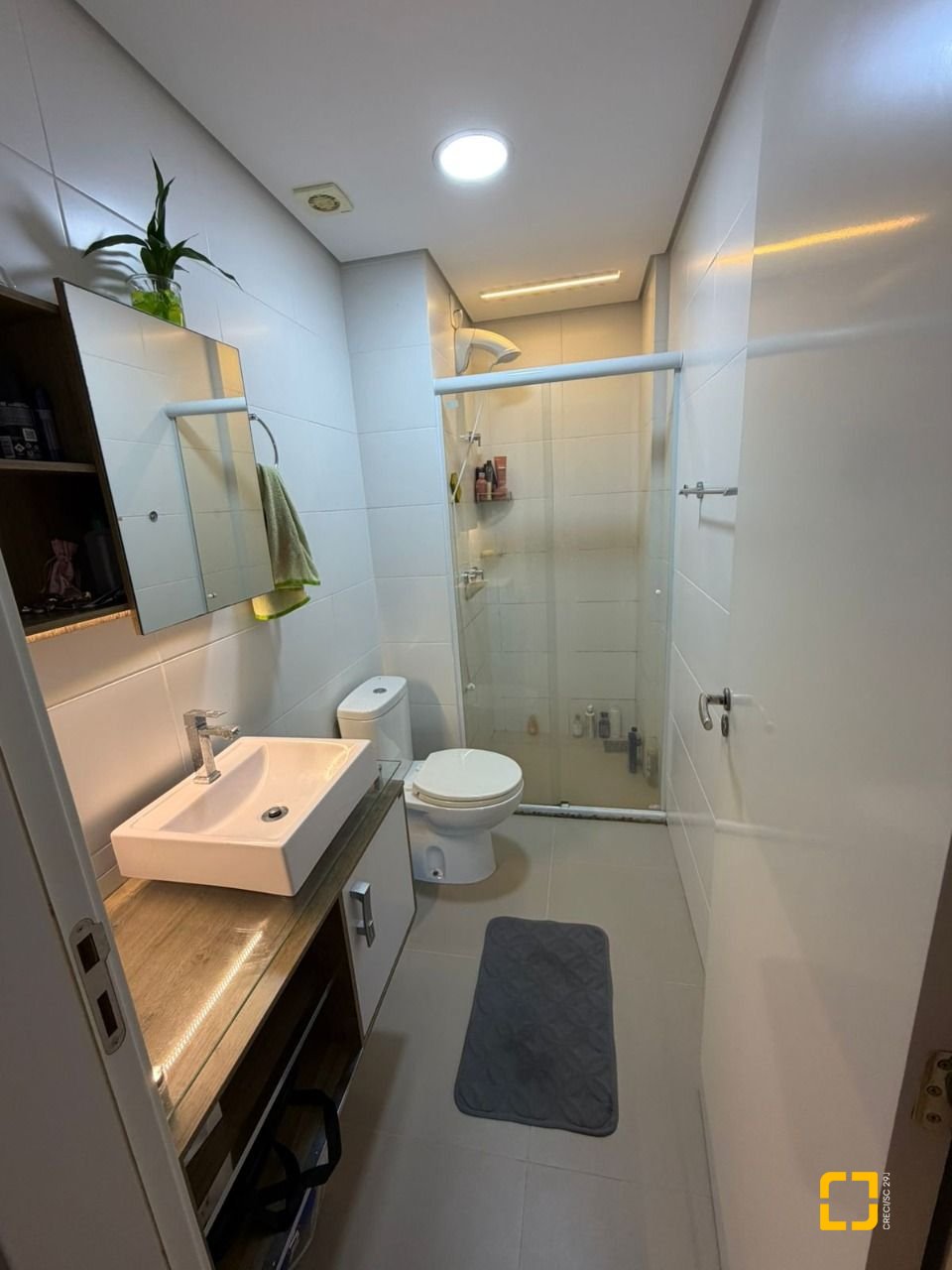 Apartamento com 66m², 2 quartos (sendo 1 suíte), 1 garagem, no bairro Roçado em São José