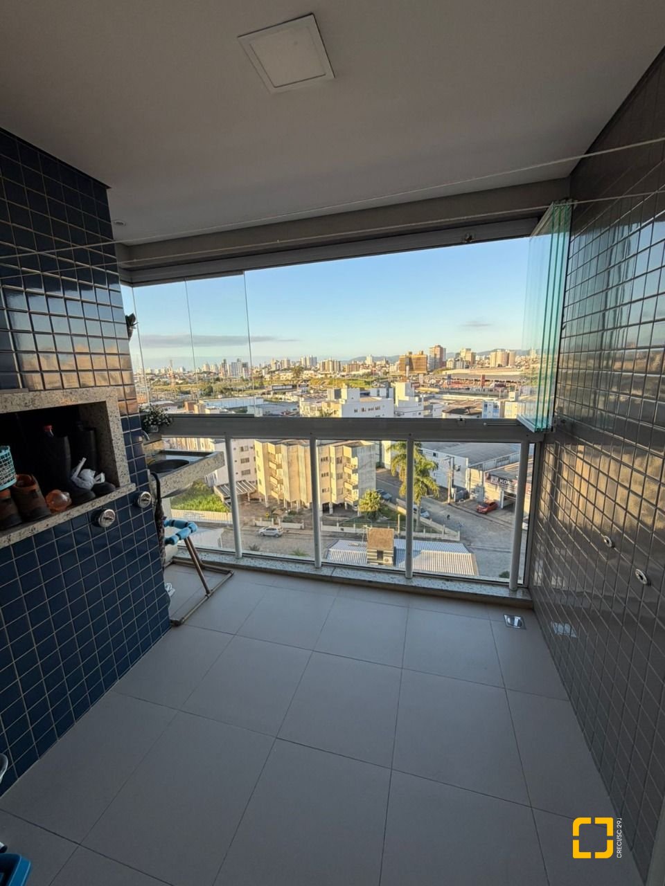 Apartamento com 66m², 2 quartos (sendo 1 suíte), 1 garagem, no bairro Roçado em São José