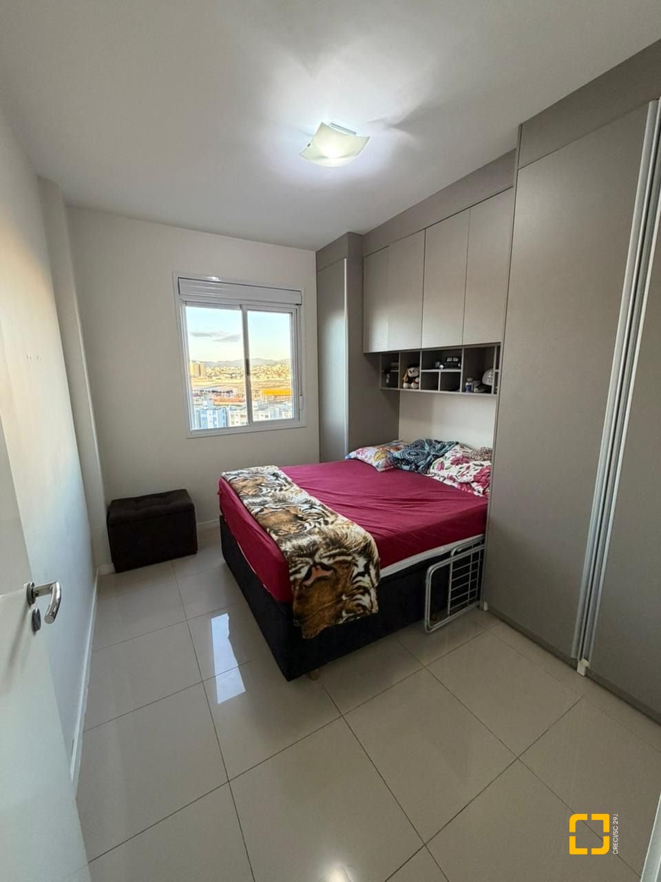 Apartamento com 66m², 2 quartos (sendo 1 suíte), 1 garagem, no bairro Roçado em São José