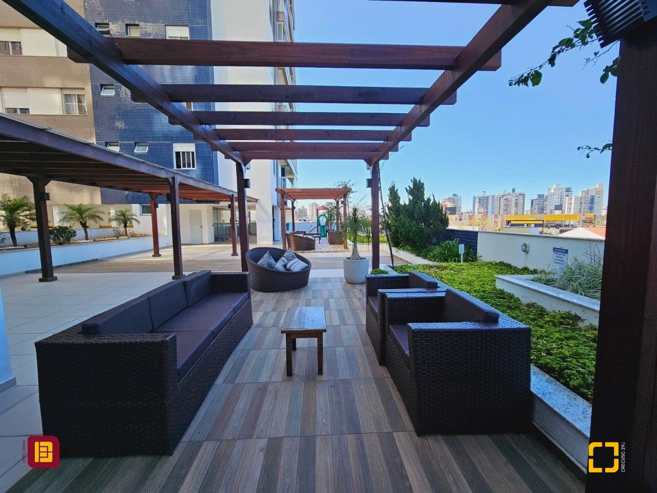 Apartamento com 66m², 2 quartos (sendo 1 suíte), 1 garagem, no bairro Roçado em São José