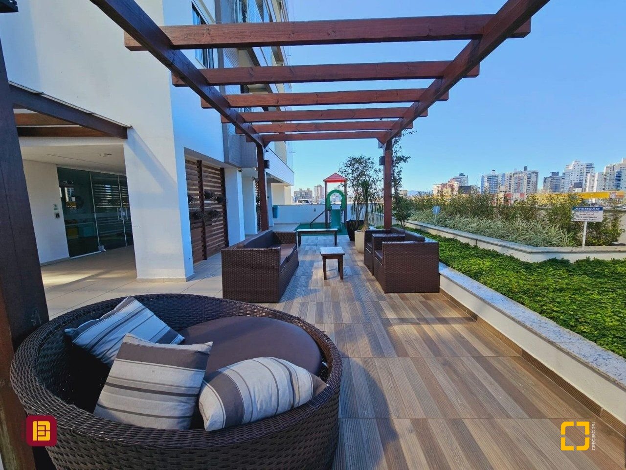 Apartamento com 66m², 2 quartos (sendo 1 suíte), 1 garagem, no bairro Roçado em São José