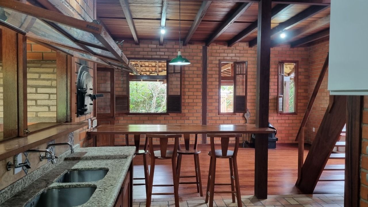Casa com 154m², 3 quartos, 2 garagens, no bairro Rio Tavares em Florianópolis