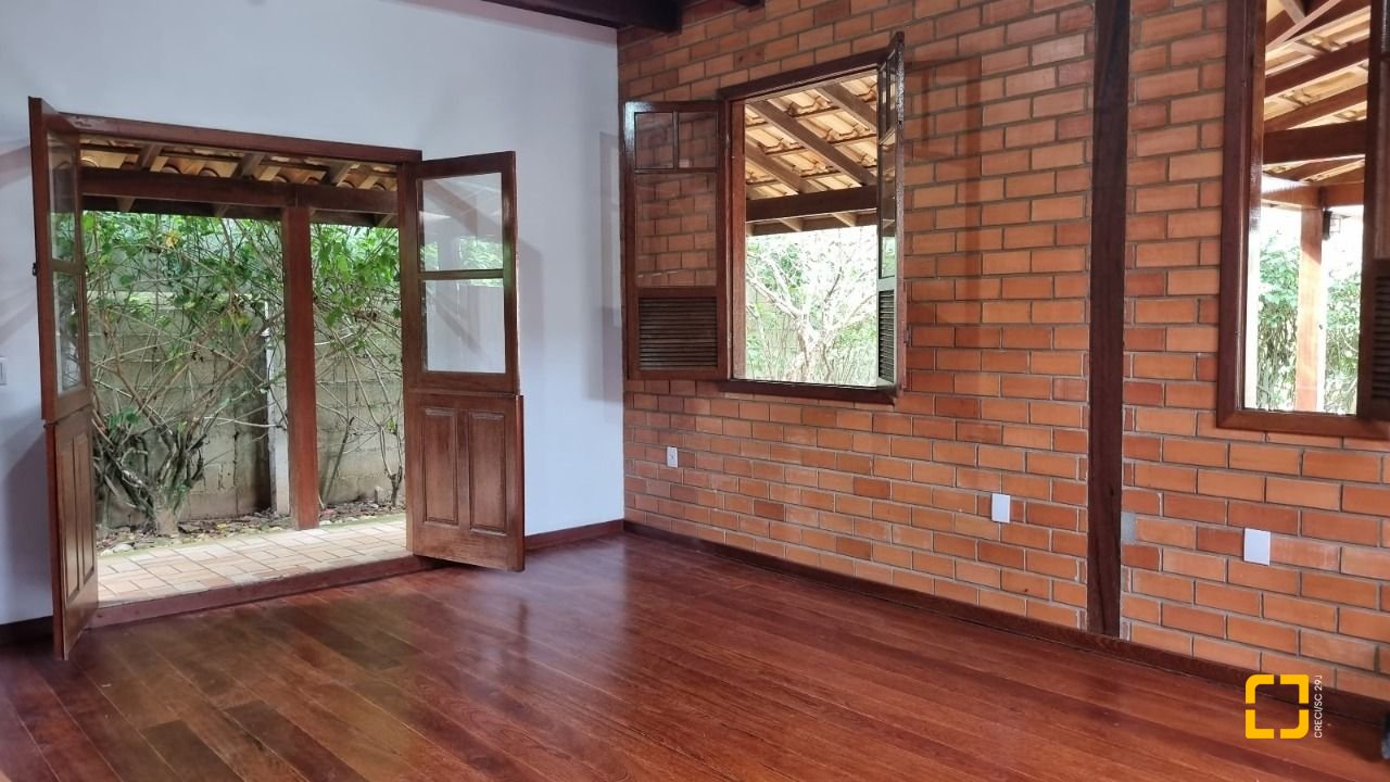 Casa com 154m², 3 quartos, 2 garagens, no bairro Rio Tavares em Florianópolis