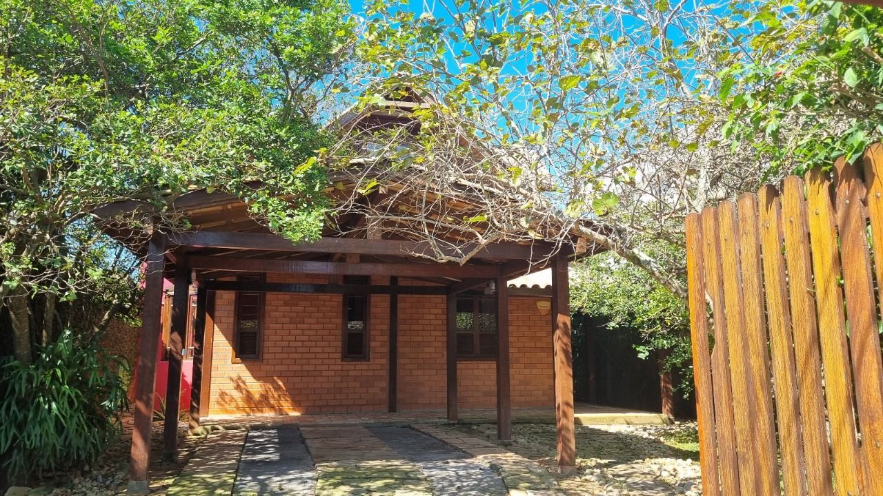 Casa com 154m², 3 quartos, 2 garagens, no bairro Rio Tavares em Florianópolis