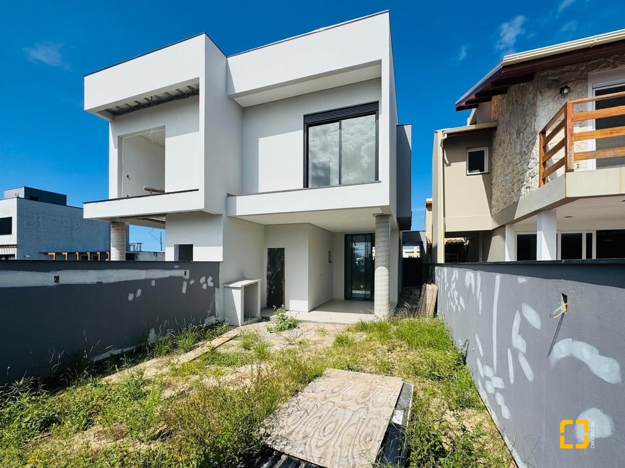 Casa com 157m², 6 quartos (sendo 3 suítes), 2 garagens, no bairro Campeche em Florianópolis