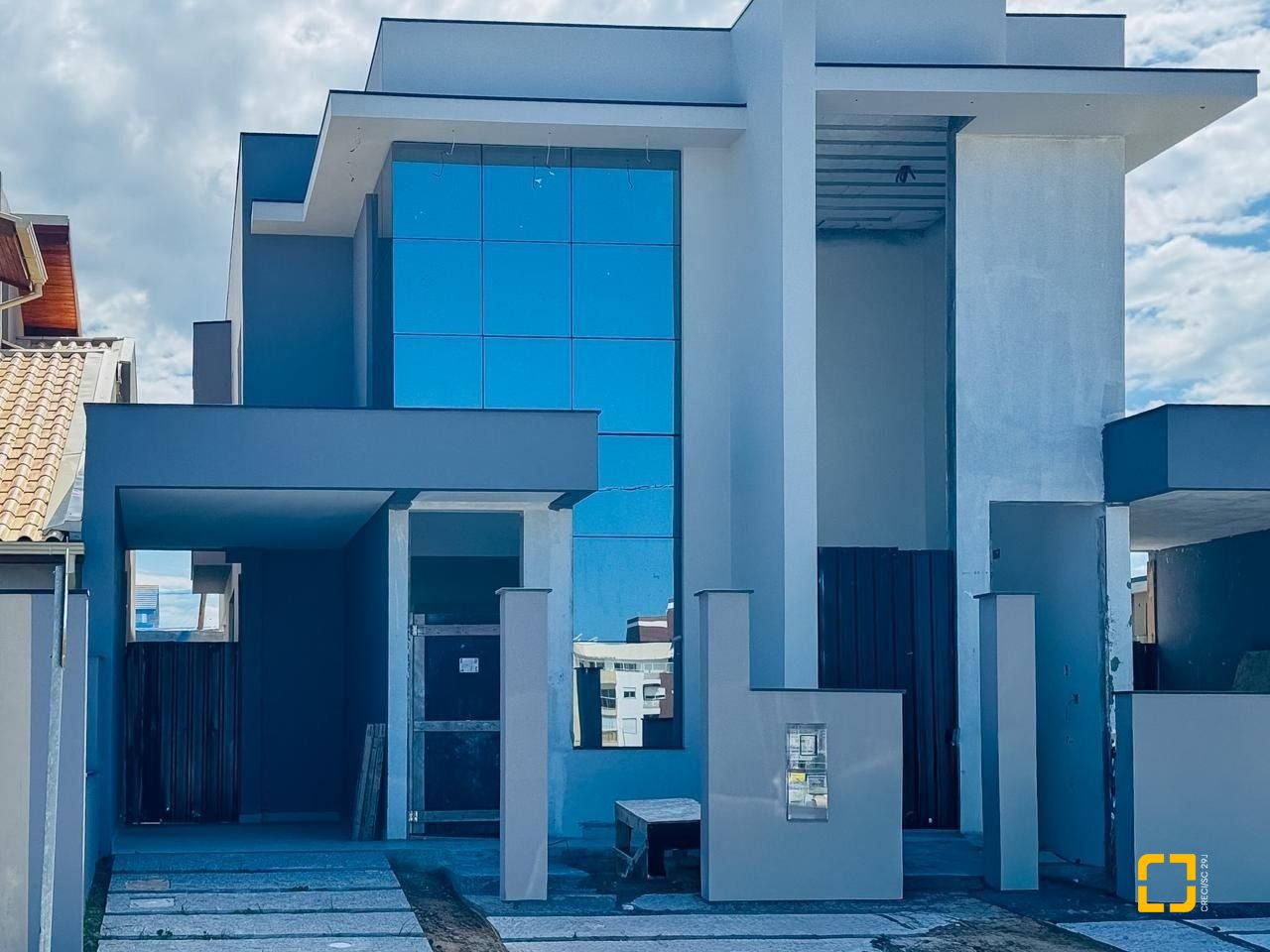 Casa com 157m², 6 quartos (sendo 3 suítes), 2 garagens, no bairro Campeche em Florianópolis