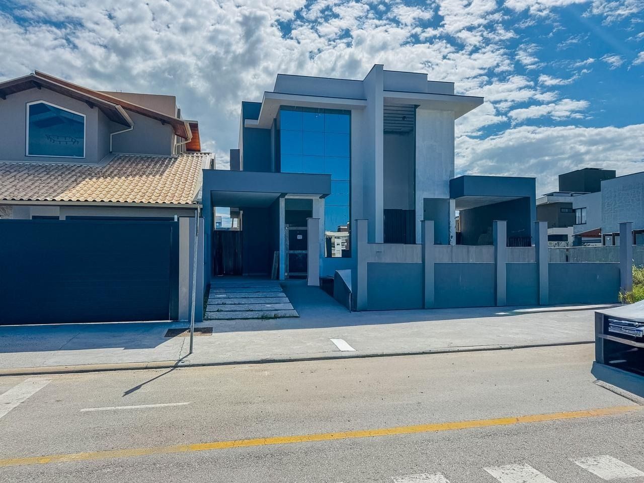 Casa com 157m², 6 quartos (sendo 3 suítes), 2 garagens, no bairro Campeche em Florianópolis