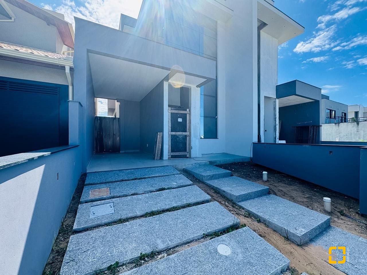 Casa com 157m², 6 quartos (sendo 3 suítes), 2 garagens, no bairro Campeche em Florianópolis