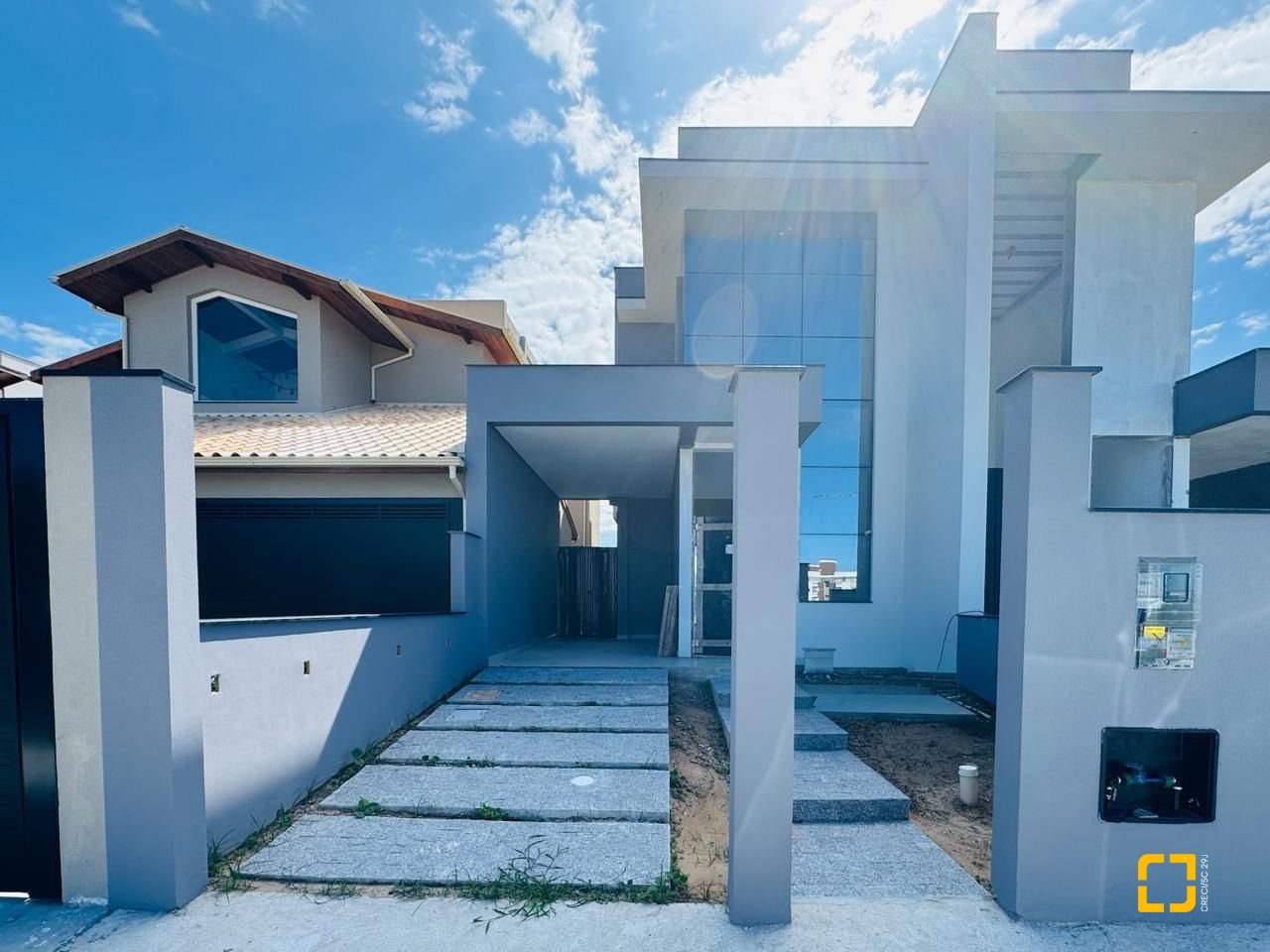 Casa com 157m², 6 quartos (sendo 3 suítes), 2 garagens, no bairro Campeche em Florianópolis