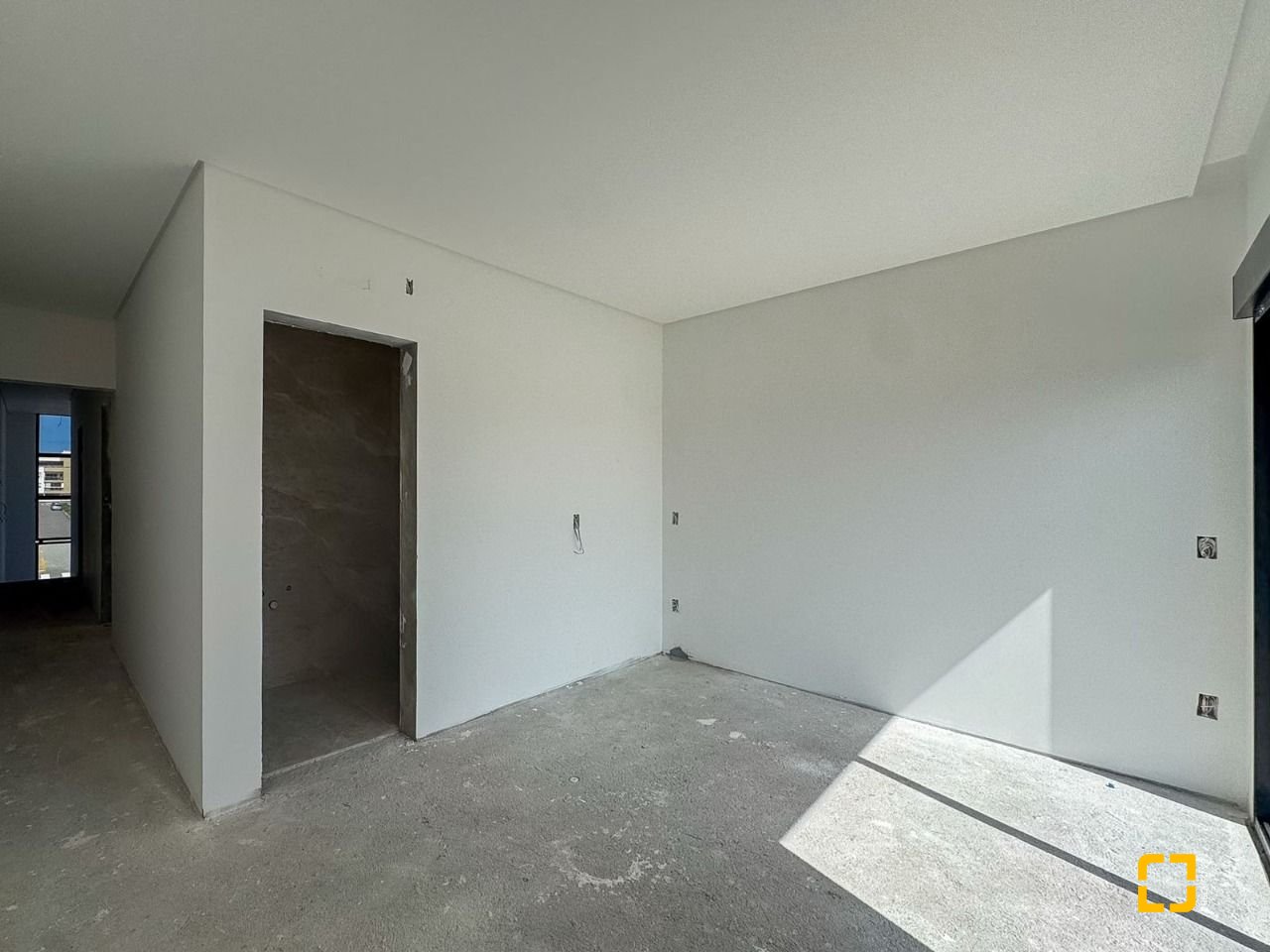 Casa com 157m², 6 quartos (sendo 3 suítes), 2 garagens, no bairro Campeche em Florianópolis