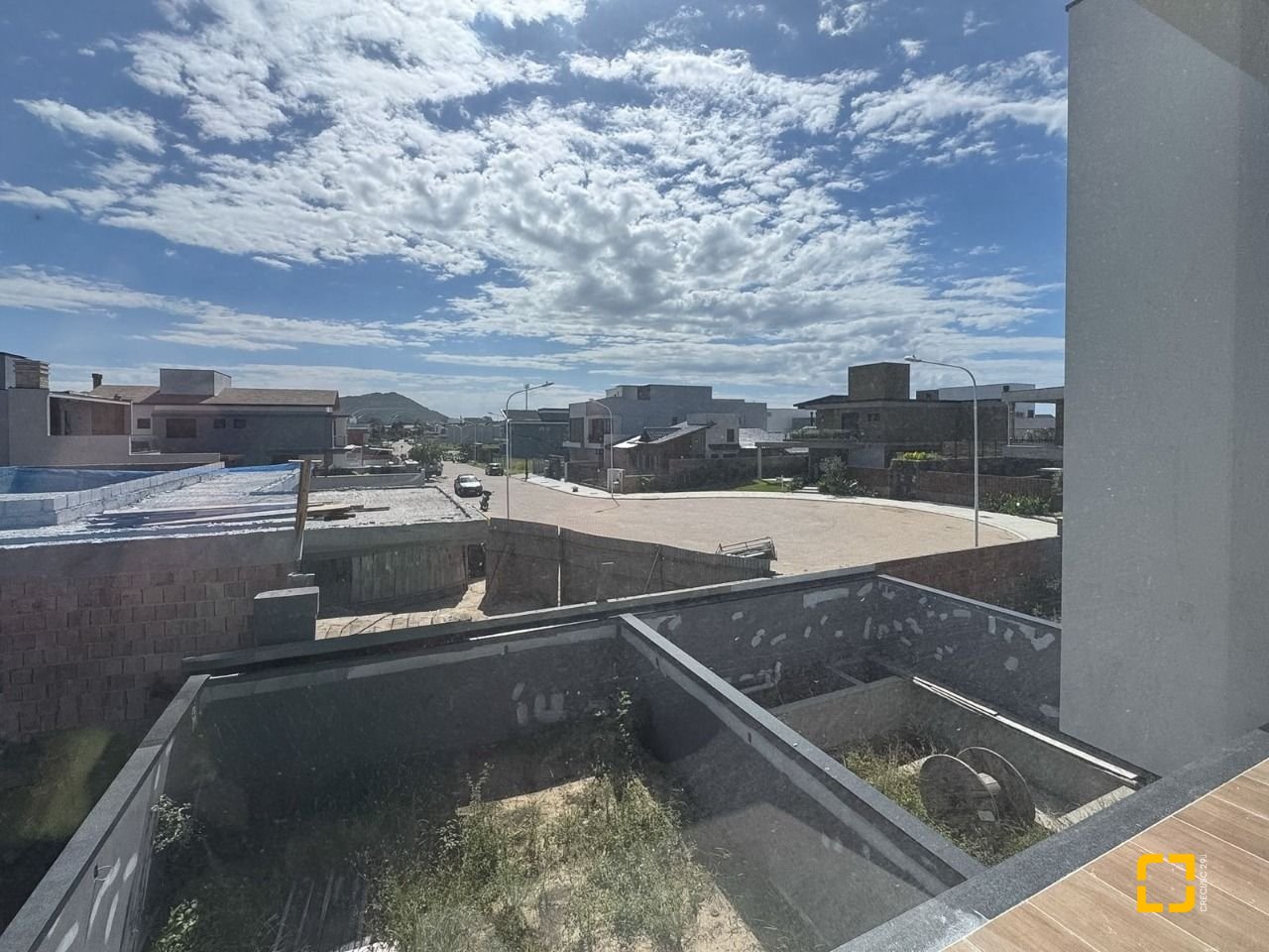 Casa com 157m², 6 quartos (sendo 3 suítes), 2 garagens, no bairro Campeche em Florianópolis