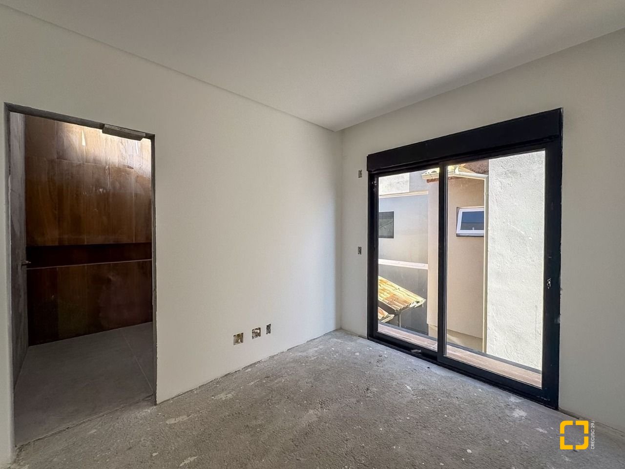 Casa com 157m², 6 quartos (sendo 3 suítes), 2 garagens, no bairro Campeche em Florianópolis
