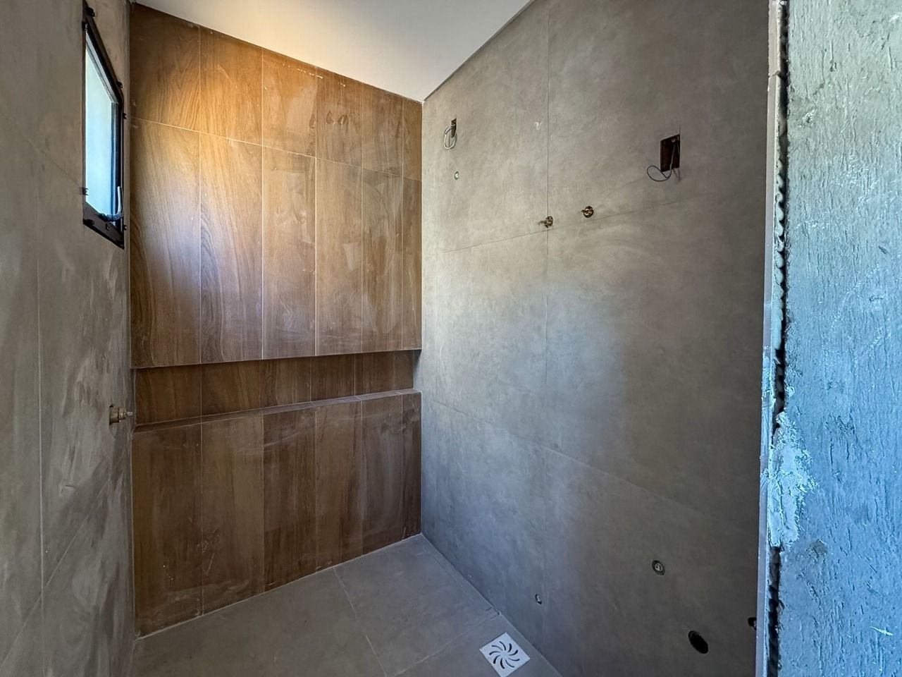 Casa com 157m², 6 quartos (sendo 3 suítes), 2 garagens, no bairro Campeche em Florianópolis