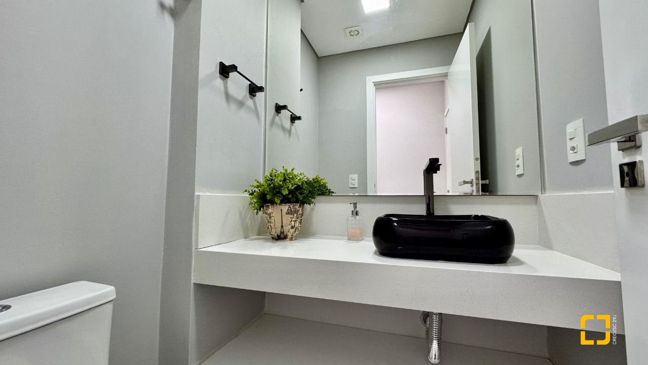 Apartamento com 90m², 4 quartos (sendo 2 suítes), 2 garagens, no bairro Jurerê Internacional em Florianópolis