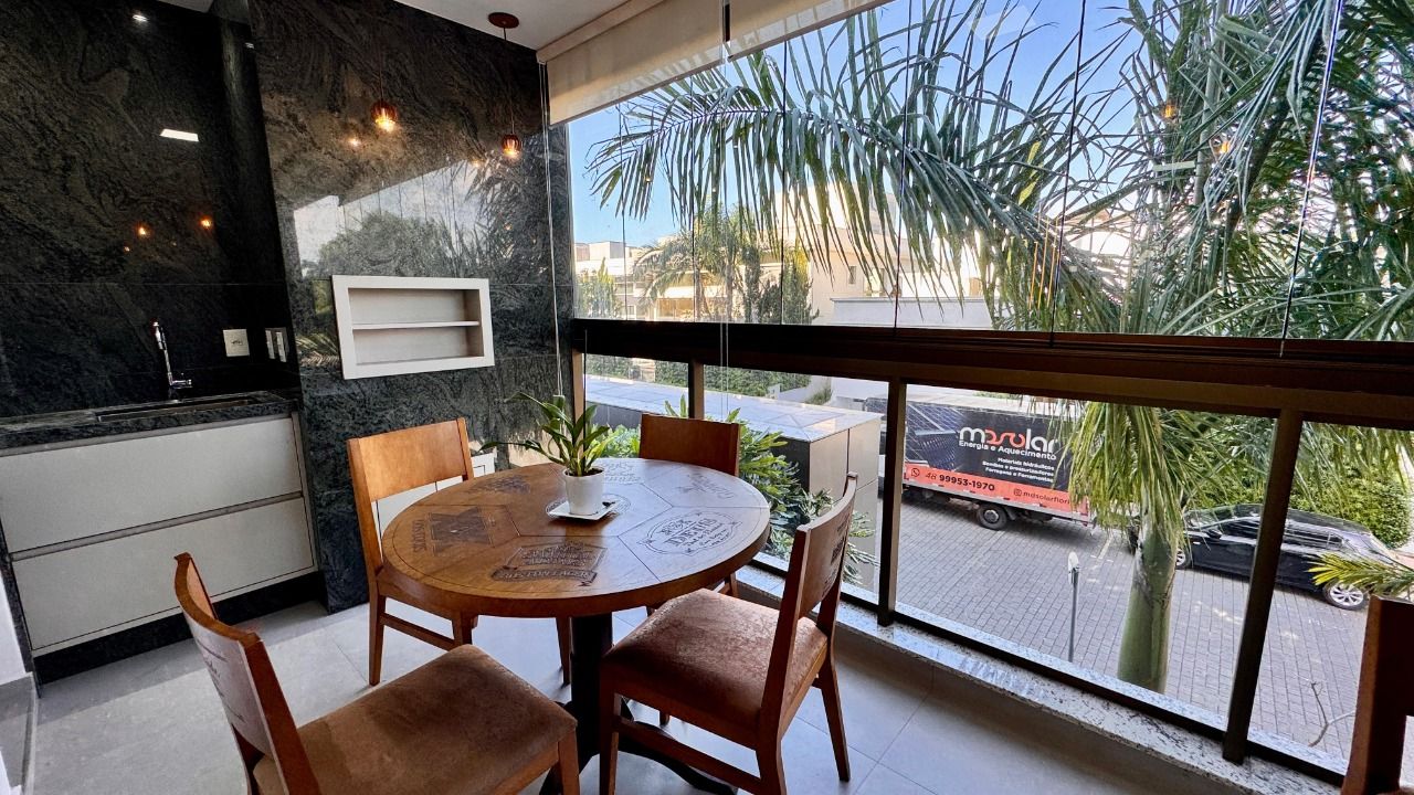 Apartamento com 90m², 4 quartos (sendo 2 suítes), 2 garagens, no bairro Jurerê Internacional em Florianópolis