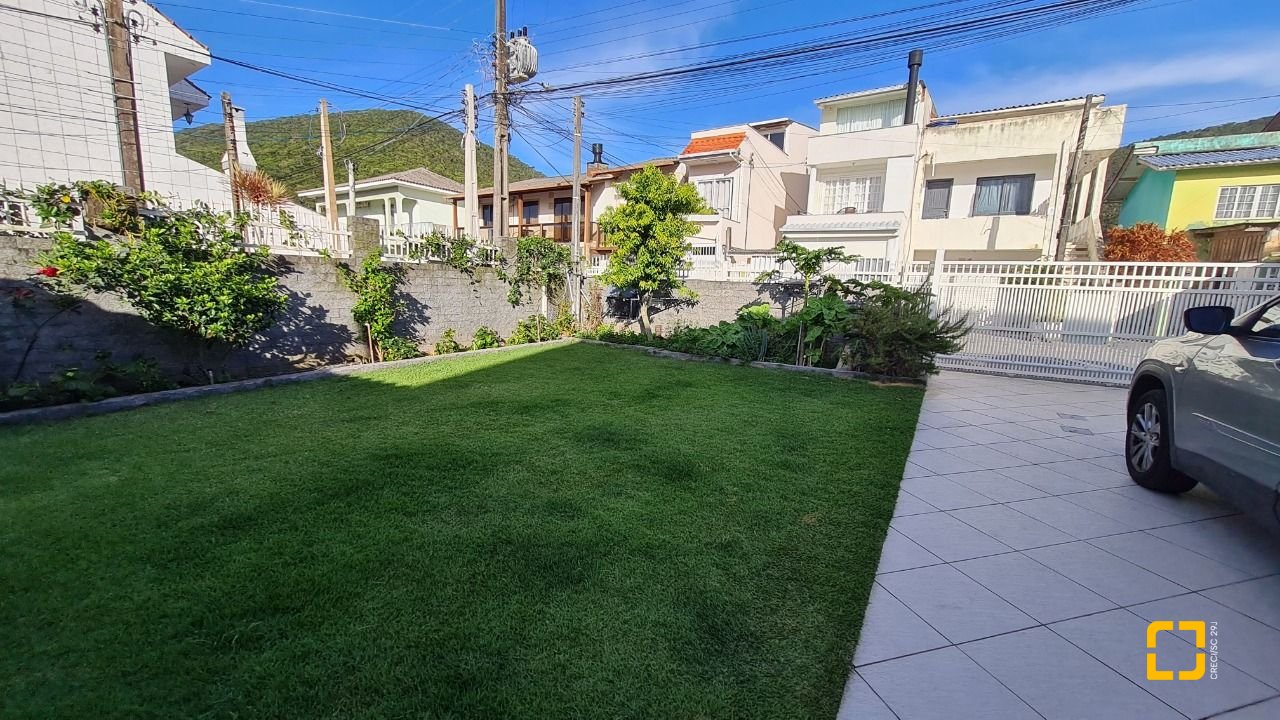 Casa com 305m², 6 quartos (sendo 3 suítes), 3 garagens, no bairro Pântano do Sul em Florianópolis