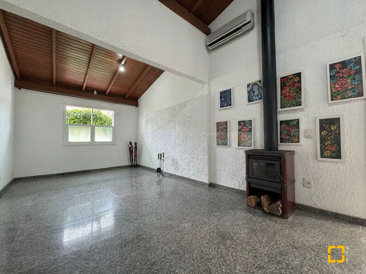 Casa com 305m², 6 quartos (sendo 3 suítes), 3 garagens, no bairro Pântano do Sul em Florianópolis