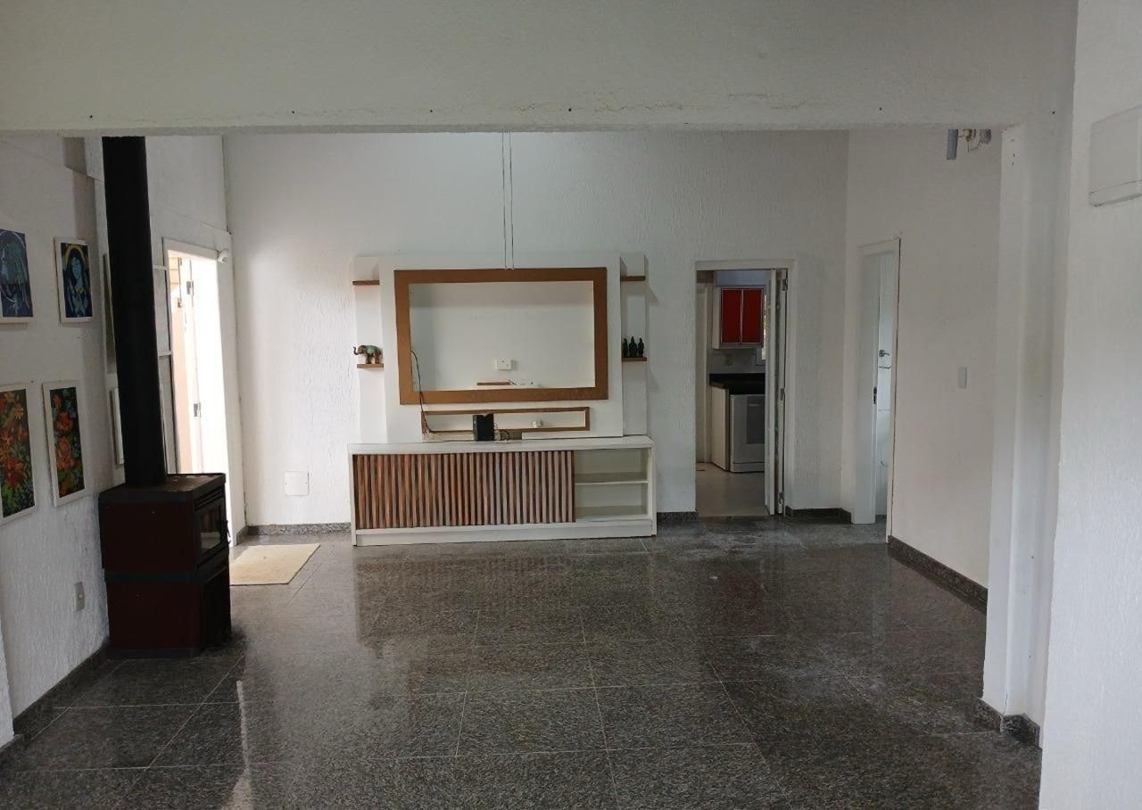 Casa com 305m², 6 quartos (sendo 3 suítes), 3 garagens, no bairro Pântano do Sul em Florianópolis