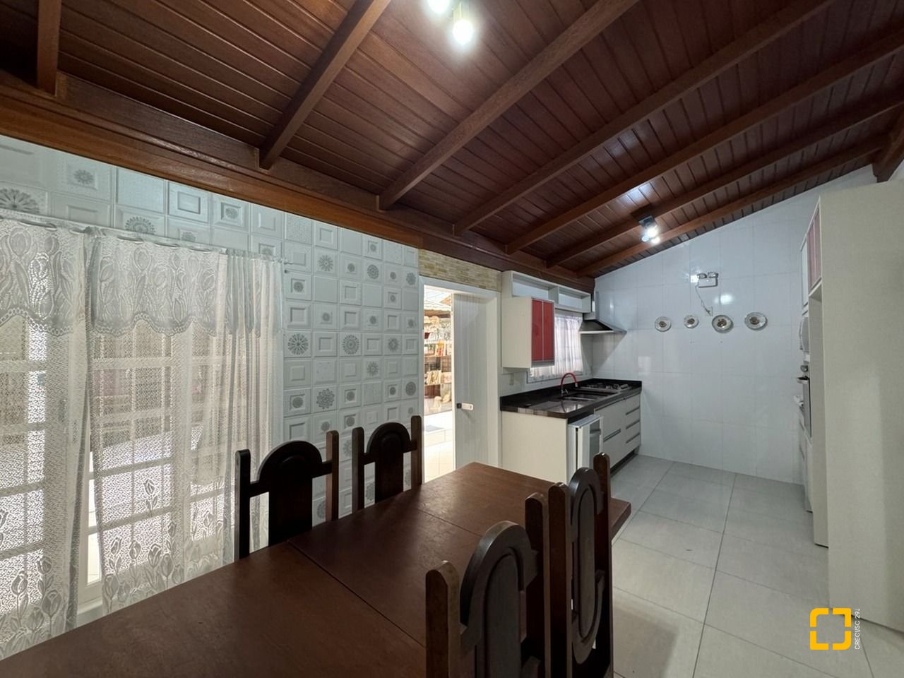 Casa com 305m², 6 quartos (sendo 3 suítes), 3 garagens, no bairro Pântano do Sul em Florianópolis