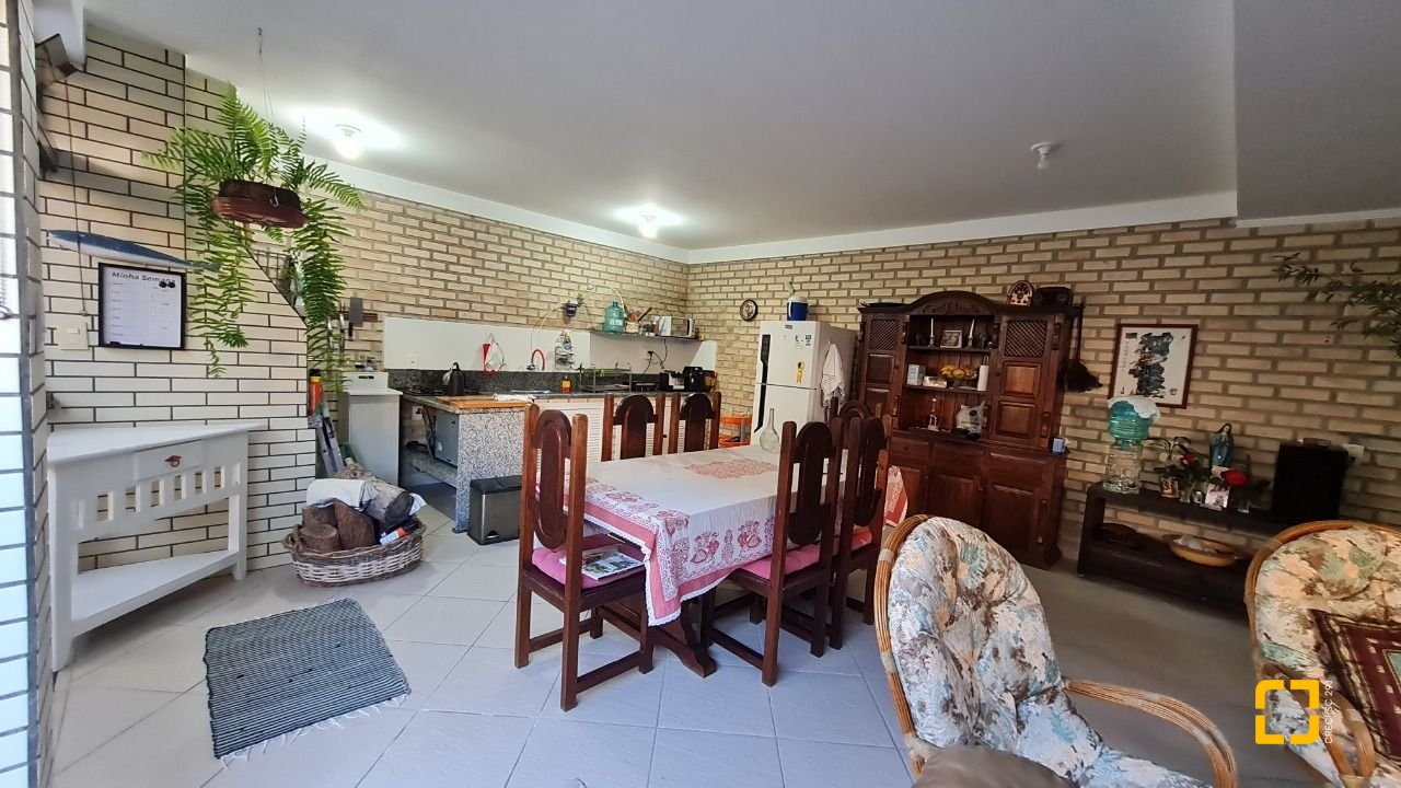Casa com 305m², 6 quartos (sendo 3 suítes), 3 garagens, no bairro Pântano do Sul em Florianópolis