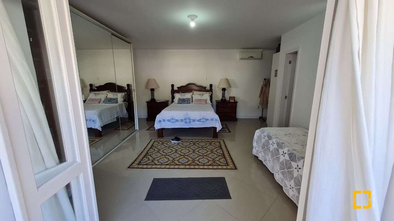 Casa com 305m², 6 quartos (sendo 3 suítes), 3 garagens, no bairro Pântano do Sul em Florianópolis