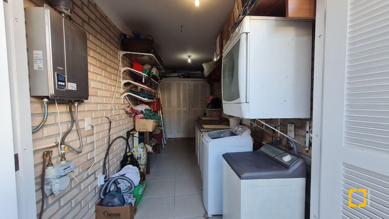Casa com 305m², 6 quartos (sendo 3 suítes), 3 garagens, no bairro Pântano do Sul em Florianópolis