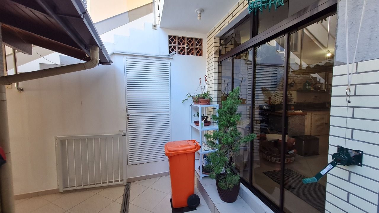 Casa com 305m², 6 quartos (sendo 3 suítes), 3 garagens, no bairro Pântano do Sul em Florianópolis