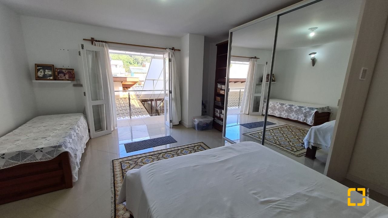Casa com 305m², 6 quartos (sendo 3 suítes), 3 garagens, no bairro Pântano do Sul em Florianópolis