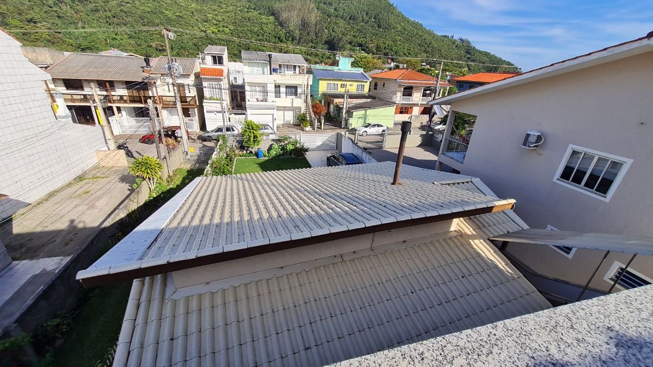 Casa com 305m², 6 quartos (sendo 3 suítes), 3 garagens, no bairro Pântano do Sul em Florianópolis