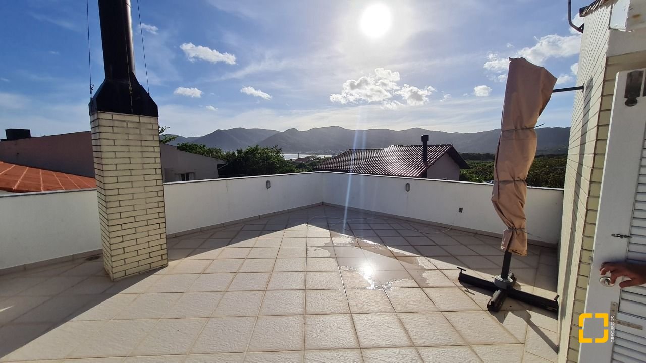 Casa com 305m², 6 quartos (sendo 3 suítes), 3 garagens, no bairro Pântano do Sul em Florianópolis