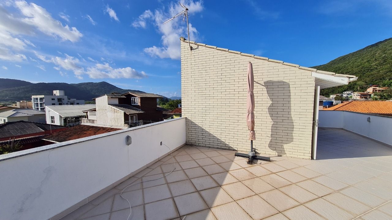 Casa com 305m², 6 quartos (sendo 3 suítes), 3 garagens, no bairro Pântano do Sul em Florianópolis