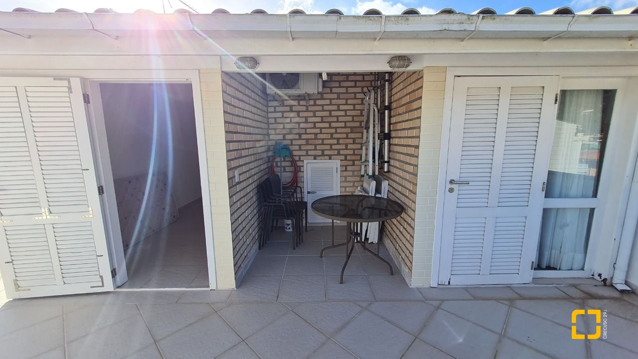Casa com 305m², 6 quartos (sendo 3 suítes), 3 garagens, no bairro Pântano do Sul em Florianópolis
