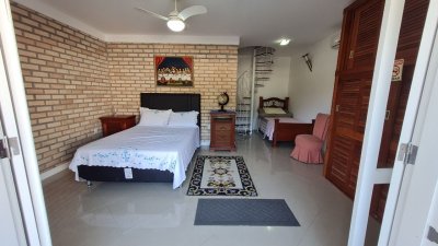 Casa com 305m², 6 quartos (sendo 3 suítes), 3 garagens, no bairro Pântano do Sul em Florianópolis