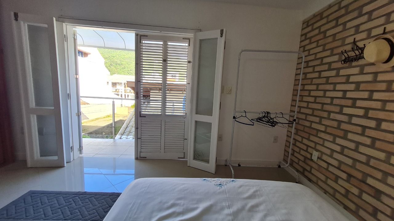 Casa com 305m², 6 quartos (sendo 3 suítes), 3 garagens, no bairro Pântano do Sul em Florianópolis