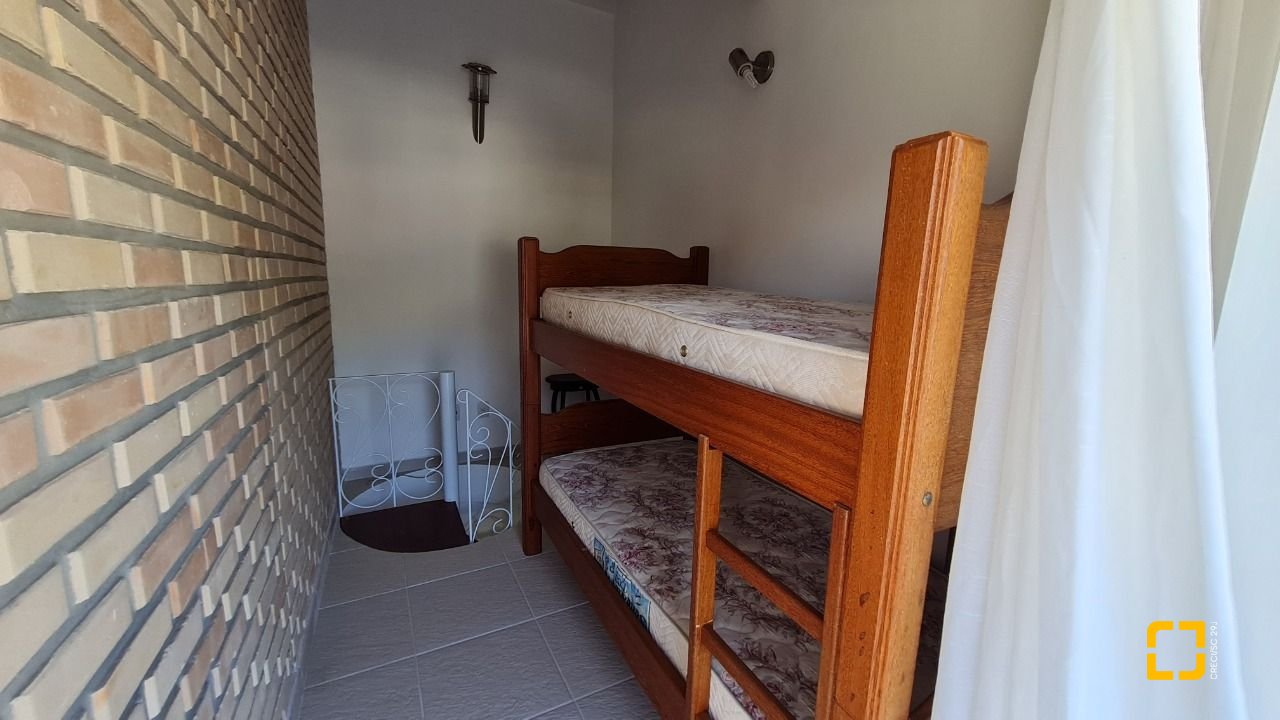 Casa com 305m², 6 quartos (sendo 3 suítes), 3 garagens, no bairro Pântano do Sul em Florianópolis