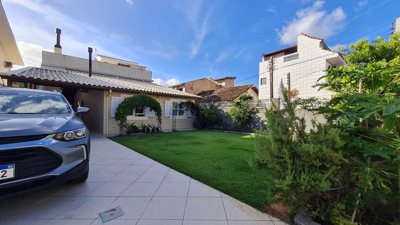 Casa com 305m², 6 quartos (sendo 3 suítes), 3 garagens, no bairro Pântano do Sul em Florianópolis