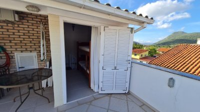 Casa com 305m², 6 quartos (sendo 3 suítes), 3 garagens, no bairro Pântano do Sul em Florianópolis